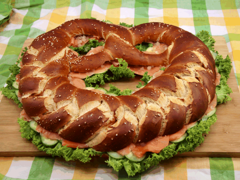 Große Belegte Brezel Lachs